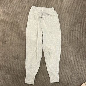 Lululemon size 4 gray heather joggers